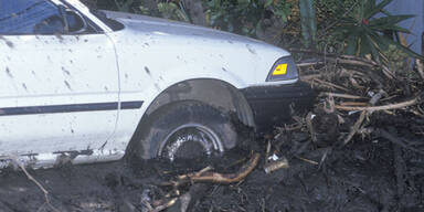 Familie im Auto von Schlammlawine erfasst