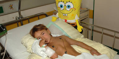 Bub von Schlange gebissen