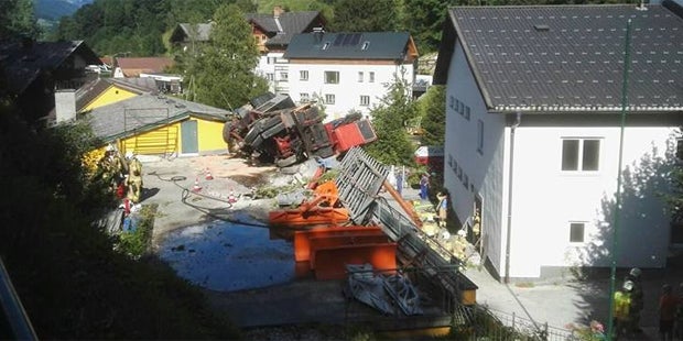 Lkw stürzt 70 Meter in die Tiefe und landet auf Dach