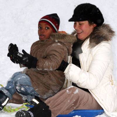 So süß: Hier spielt Madonnas Sohn im Schnee