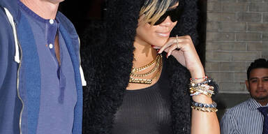 Rihanna präsentiert ihren Nippelring
