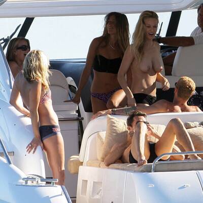 Sexy Modelyacht: Moss und Oben-Ohne-Mulder