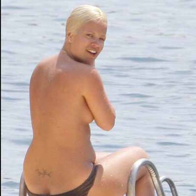 Lily Allen arbeitet an der nahtlosen Bräune.