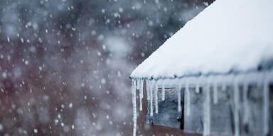 Zehntausende nach Orkan ohne Strom