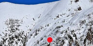 Bergl&auml;ufer steckt ohne Schuhe im Schnee fest