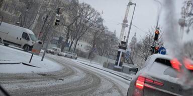 Schnee-Chaos in Wien: Autos rutschen &uuml;ber die Stra&szlig;en