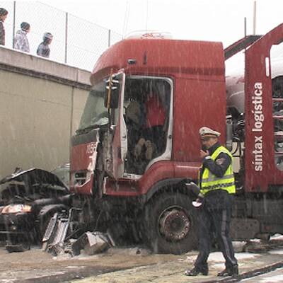 Schwerer Crash vor dem Tunnel