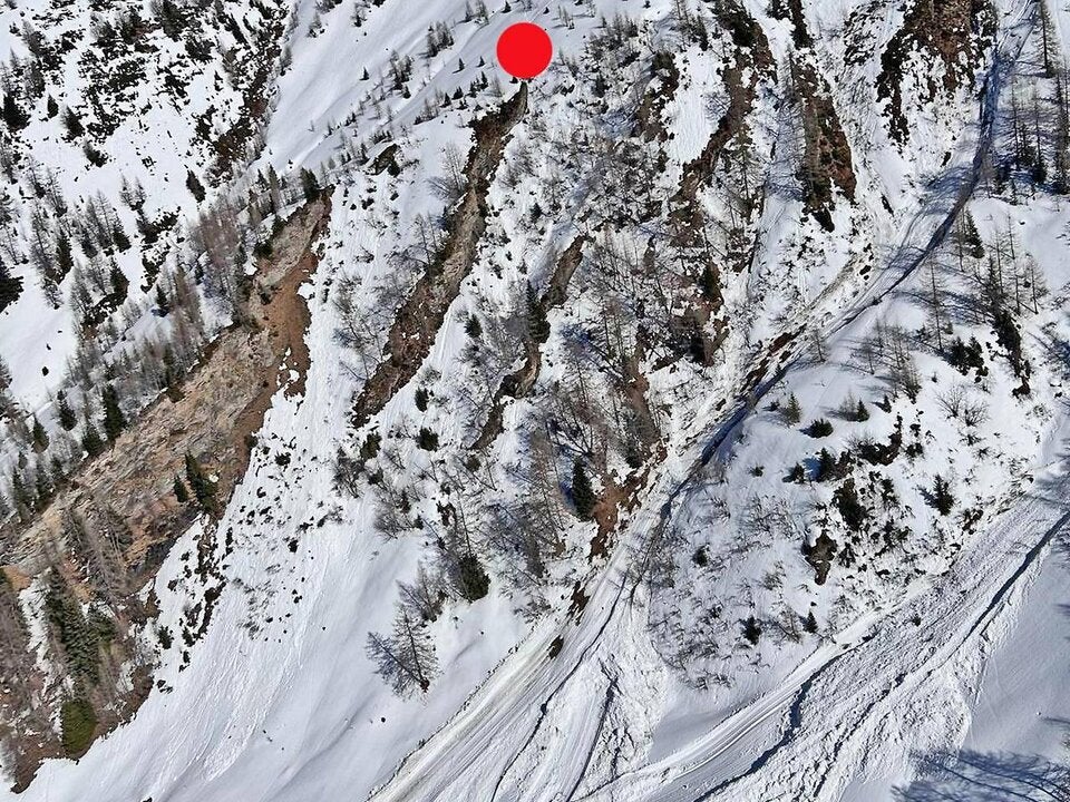 Barfuß in Bergnot – Trailrunner steckt ohne Schuhe im Schnee fest