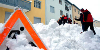 Soldaten schaufeln Oberkärnten von Schneemassen frei