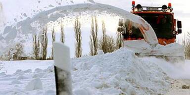 Schnee legt Österreichs Verkehr lahm