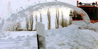 Schnee legt Österreichs Verkehr lahm