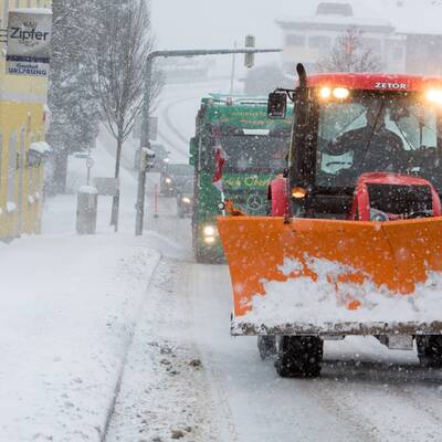 Wintereinbruch: Chaos auf den Straßen