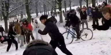 Corona-Hammer: 11.300 Euro Strafe &ndash; f&uuml;r diese Schneeballschlacht