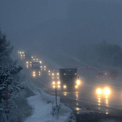 Erster Schnee der Saison im Osten führte zu Verkehrs-Chaos
