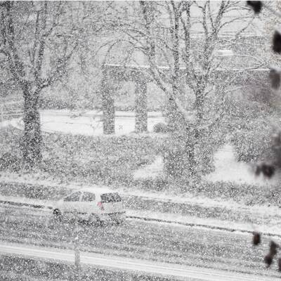 Erster Schnee der Saison im Osten führte zu Verkehrs-Chaos