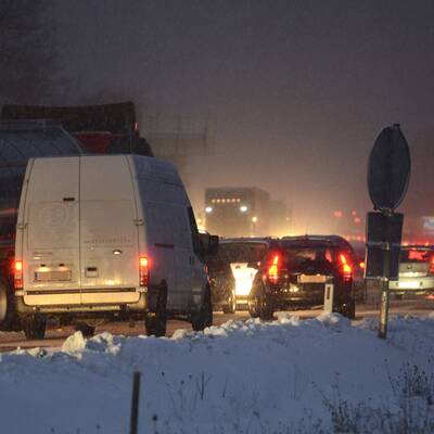 Erster Schnee der Saison im Osten führte zu Verkehrs-Chaos