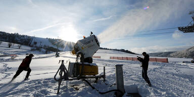 Skifahrer stirbt bei Sturz gegen Schneekanone
