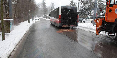 Schneepflug rammte Linienbus