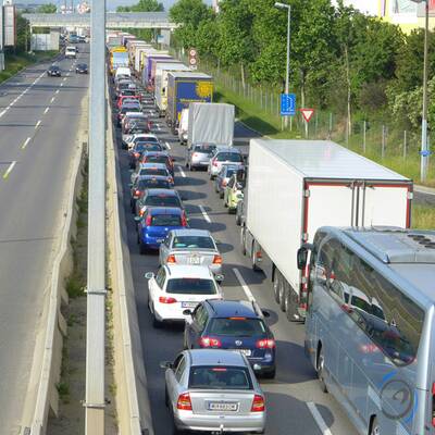 Lkw-Unfall legt A23 lahm