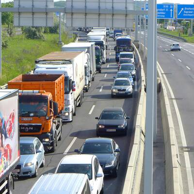 Lkw-Unfall legt A23 lahm