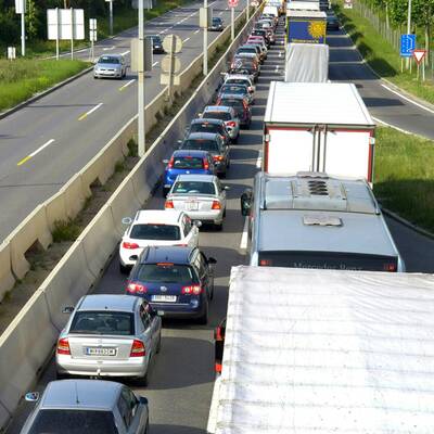 Lkw-Unfall legt A23 lahm