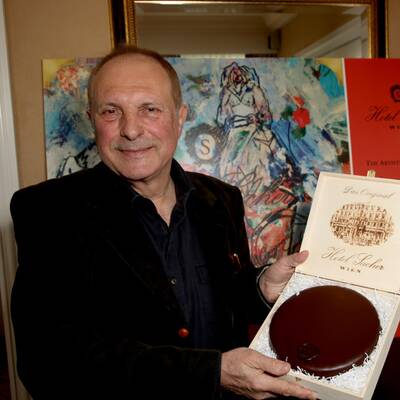 Christian Ludwig Attersee designt neue Sachertorten-Kiste