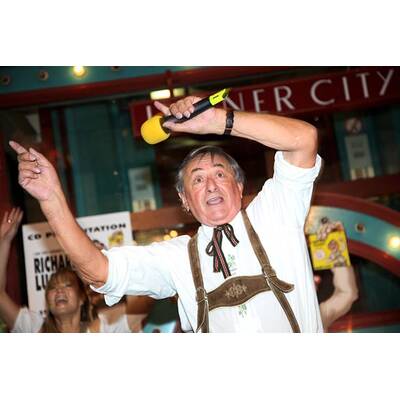 'I bin der Lugner (olé olé)': Jetzt singt Mörtel auch noch