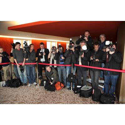 Jude Law & Co-Stars präsentieren 