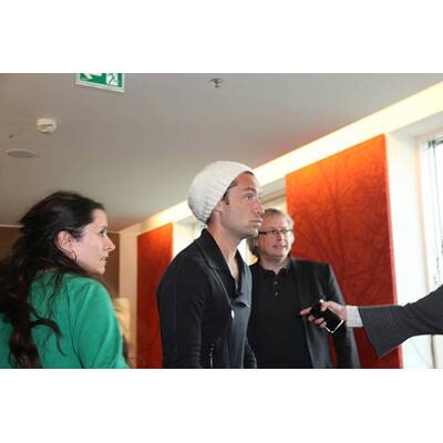 Jude Law & Co-Stars präsentieren 