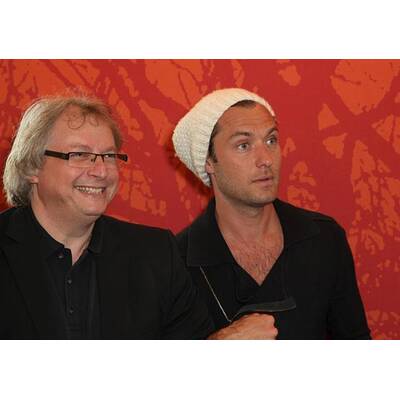 Jude Law & Co-Stars präsentieren 