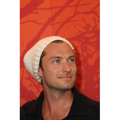 Jude Law & Co-Stars präsentieren 