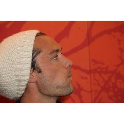 Jude Law & Co-Stars präsentieren 