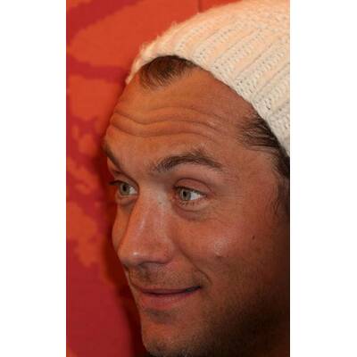 Jude Law & Co-Stars präsentieren 