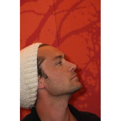 Jude Law & Co-Stars präsentieren 