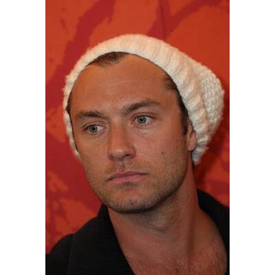 Jude Law & Co-Stars präsentieren 