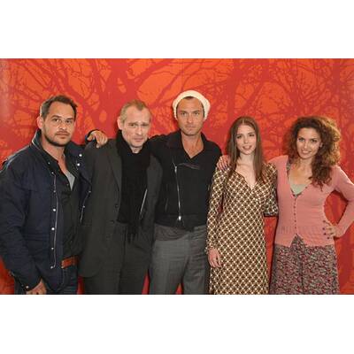 Jude Law & Co-Stars präsentieren 