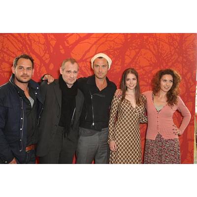 Jude Law & Co-Stars präsentieren 