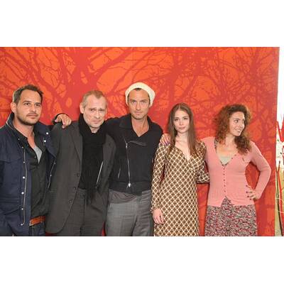 Jude Law & Co-Stars präsentieren 