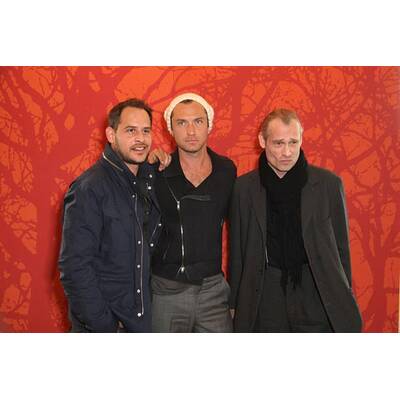 Jude Law & Co-Stars präsentieren 