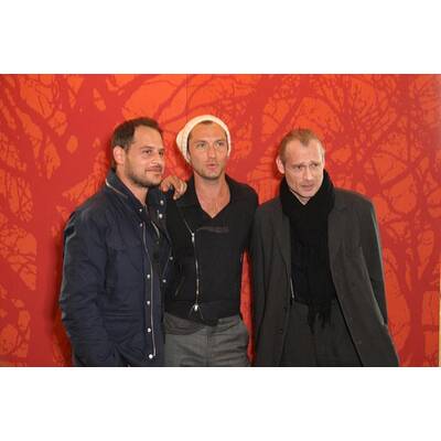 Jude Law & Co-Stars präsentieren 