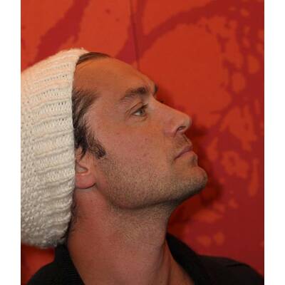 Jude Law & Co-Stars präsentieren 