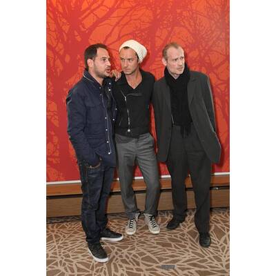 Jude Law & Co-Stars präsentieren 