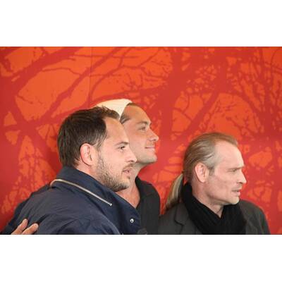 Jude Law & Co-Stars präsentieren 