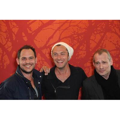 Jude Law & Co-Stars präsentieren 