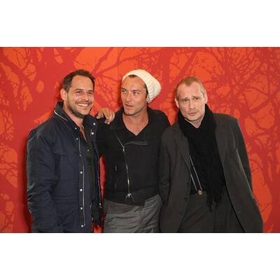 Jude Law & Co-Stars präsentieren 