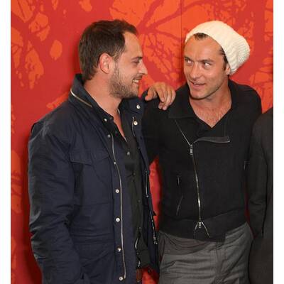 Jude Law & Co-Stars präsentieren 