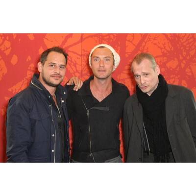 Jude Law & Co-Stars präsentieren 