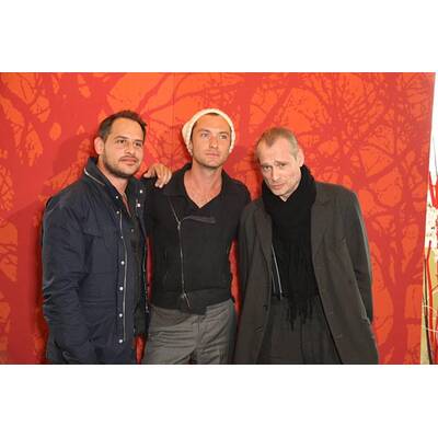 Jude Law & Co-Stars präsentieren 