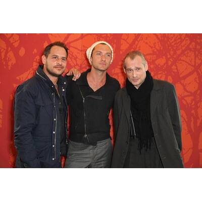 Jude Law & Co-Stars präsentieren 