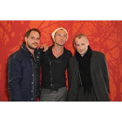 Jude Law & Co-Stars präsentieren 